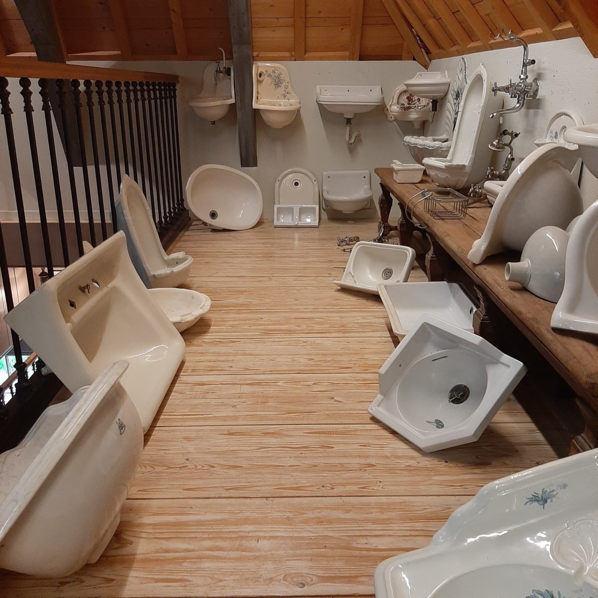 Old and antique washbasins and toilets Piet Jonker