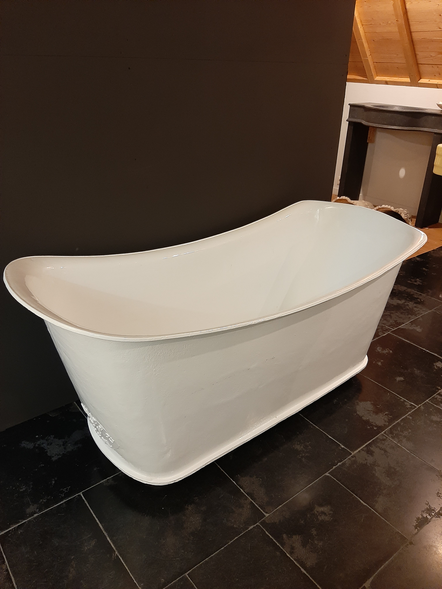 Antique cast iron bathtub in white Piet Jonker