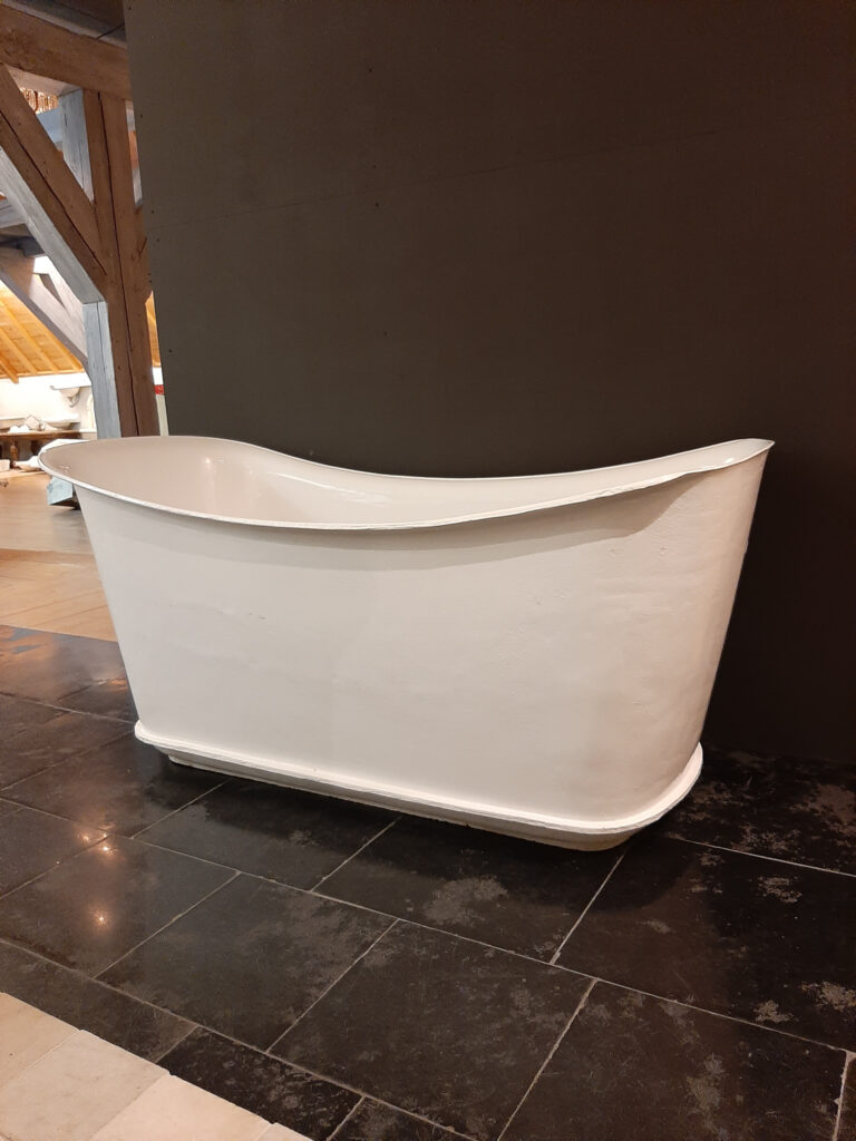 Antique cast iron bathtub in white Piet Jonker